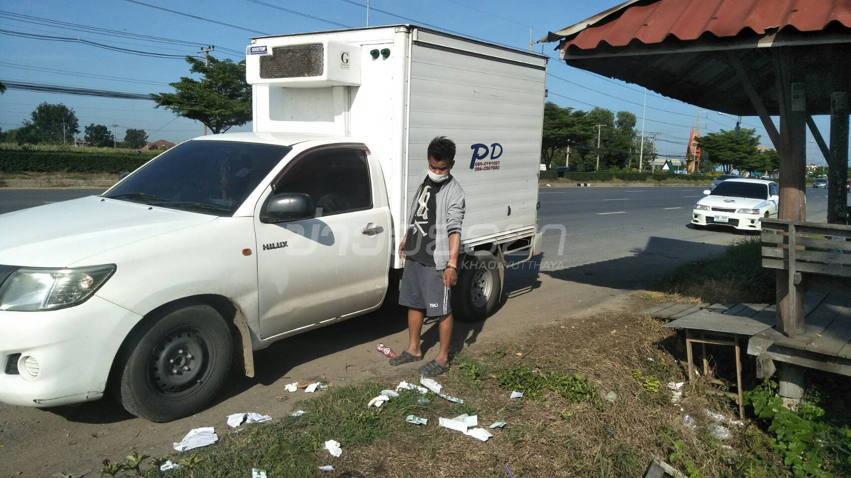 หนุ่มขับรถกระบะบรรทุกสินค้าจอดนอนพักศาลาริมทางถูกล้วงกระเป๋าชิงเงินสดกุญแจรถ