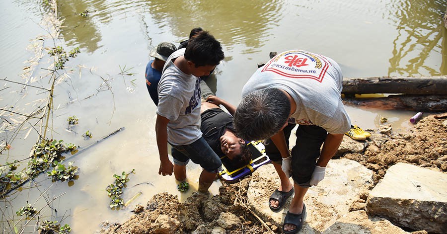 ดินทรุดตัวทำปั่นจั่นเอนล้มครืนลงไปในคลองคนงานได้รับบาดเจ็บ