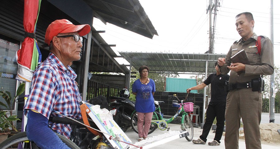 โจรชายสูงอายุทำทีขอแลกเงินคนพิการขายลอตเตอรี่ชิงเงินสดกว่าสามพันบาทหลบหนี