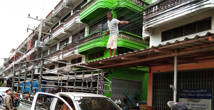 ชายวัย 46 ปี เครียดภรรยาหนีดื่มสุราจนเมาปีนขึ้นหลังคาอาคารพาณิชย์