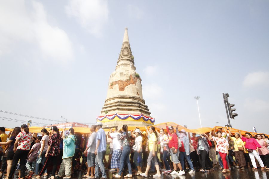 ชาวอยุธยาสืบสานประเพณีโบราณห่มผ้าเจดีย์วัดสามปลื้ม