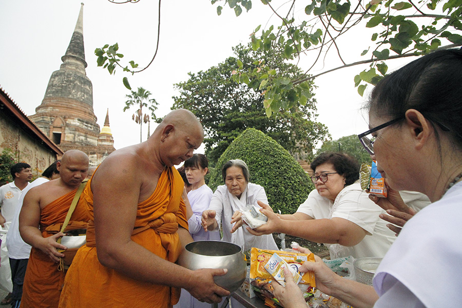 พระสงฆ์ 29 รูป เดินลงจากเจดีย์ชัยมงคล โบราณสถานสำคัญ สืบสานประเพณีตักบาตรเทโว