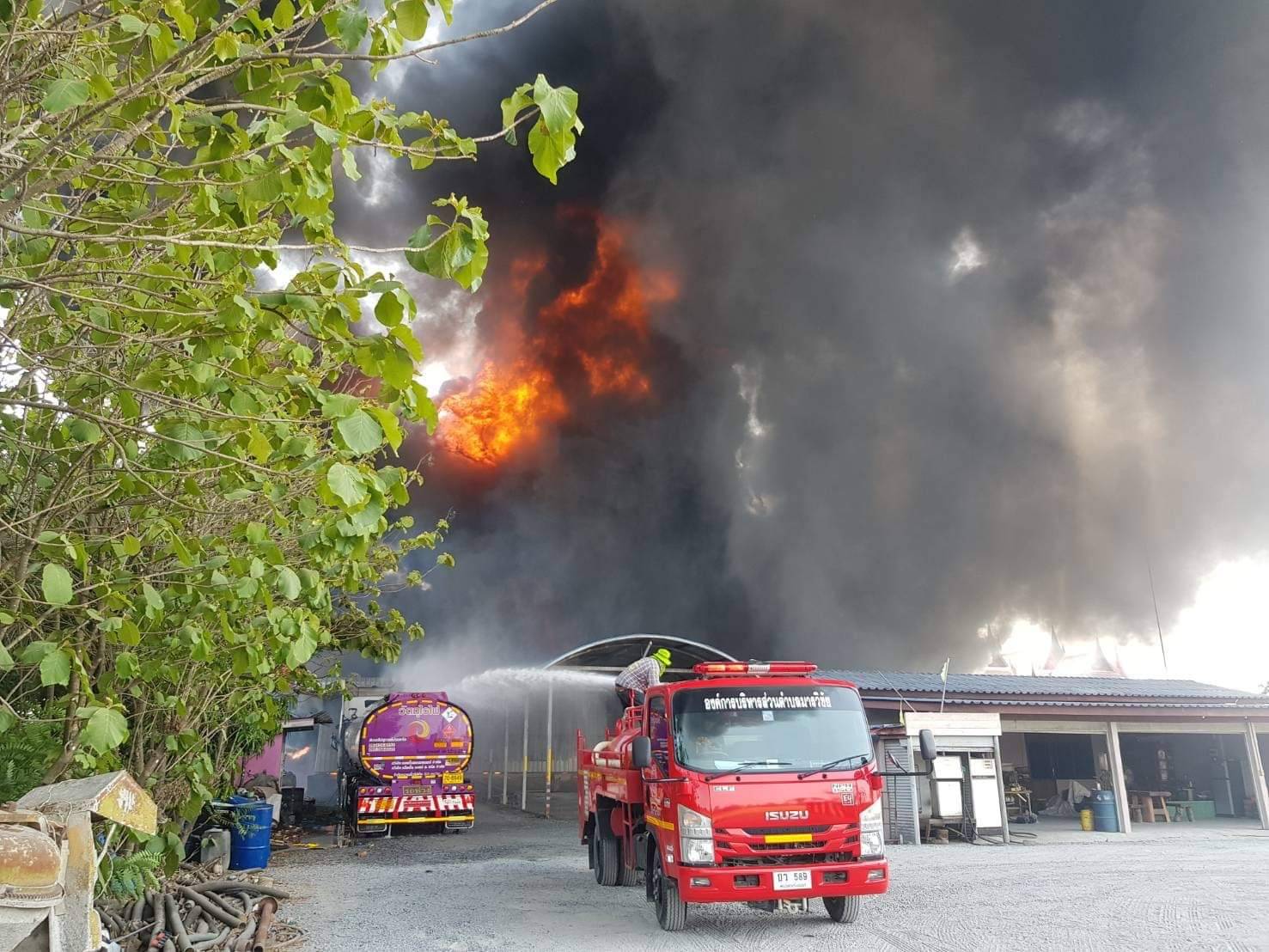 ไฟไหม้โรงจอดรถบรรทุกน้ำมันเสียหายกว่า 4 ล้านบาท