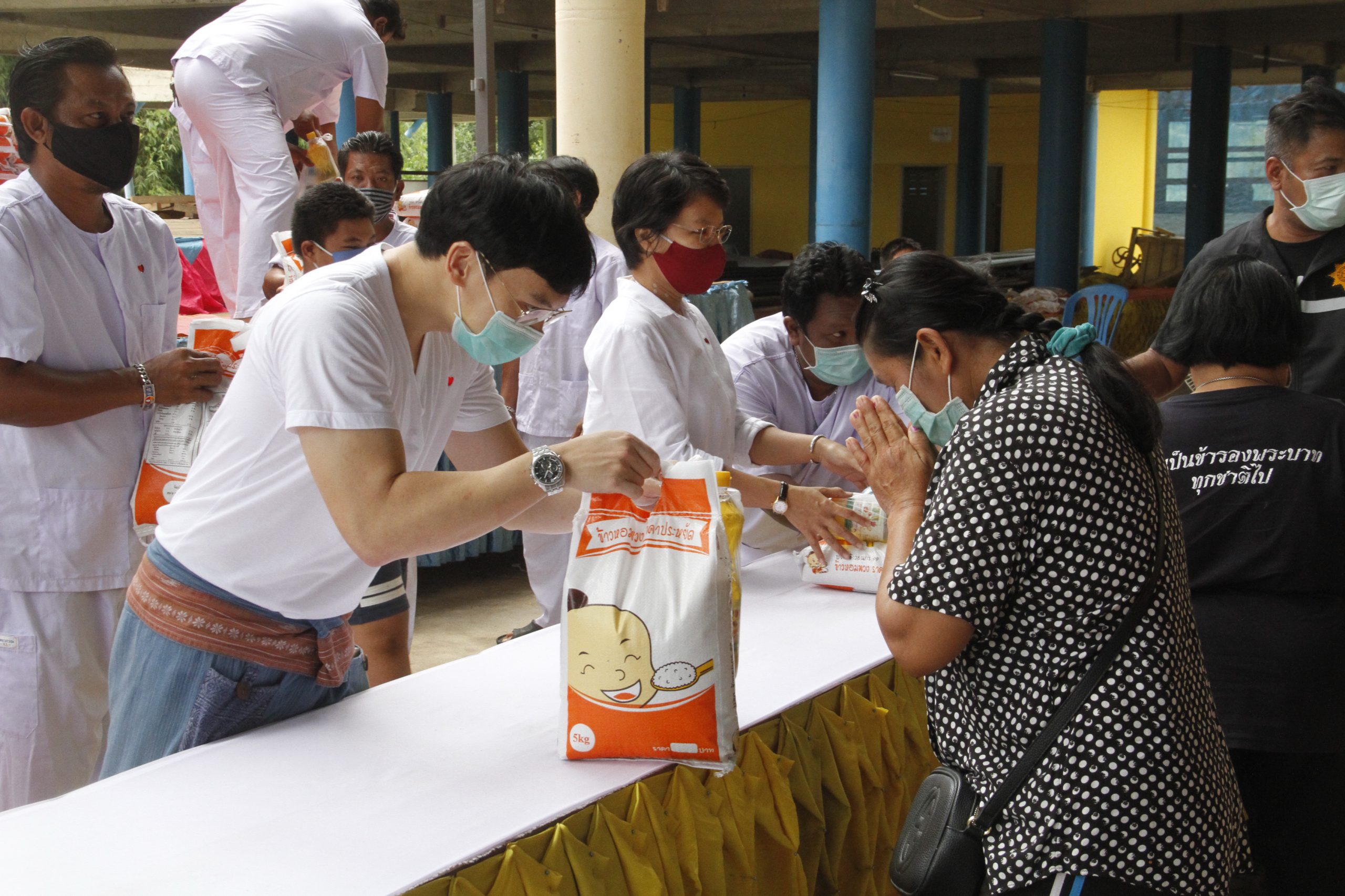 บี้ เดอะสตาร์ ร่วมตั้งโรงทาน วัดต้นสะตือ บางปะหัน แจกข้าวสารให้ชาวบ้านสู้ภัยโควิด-19