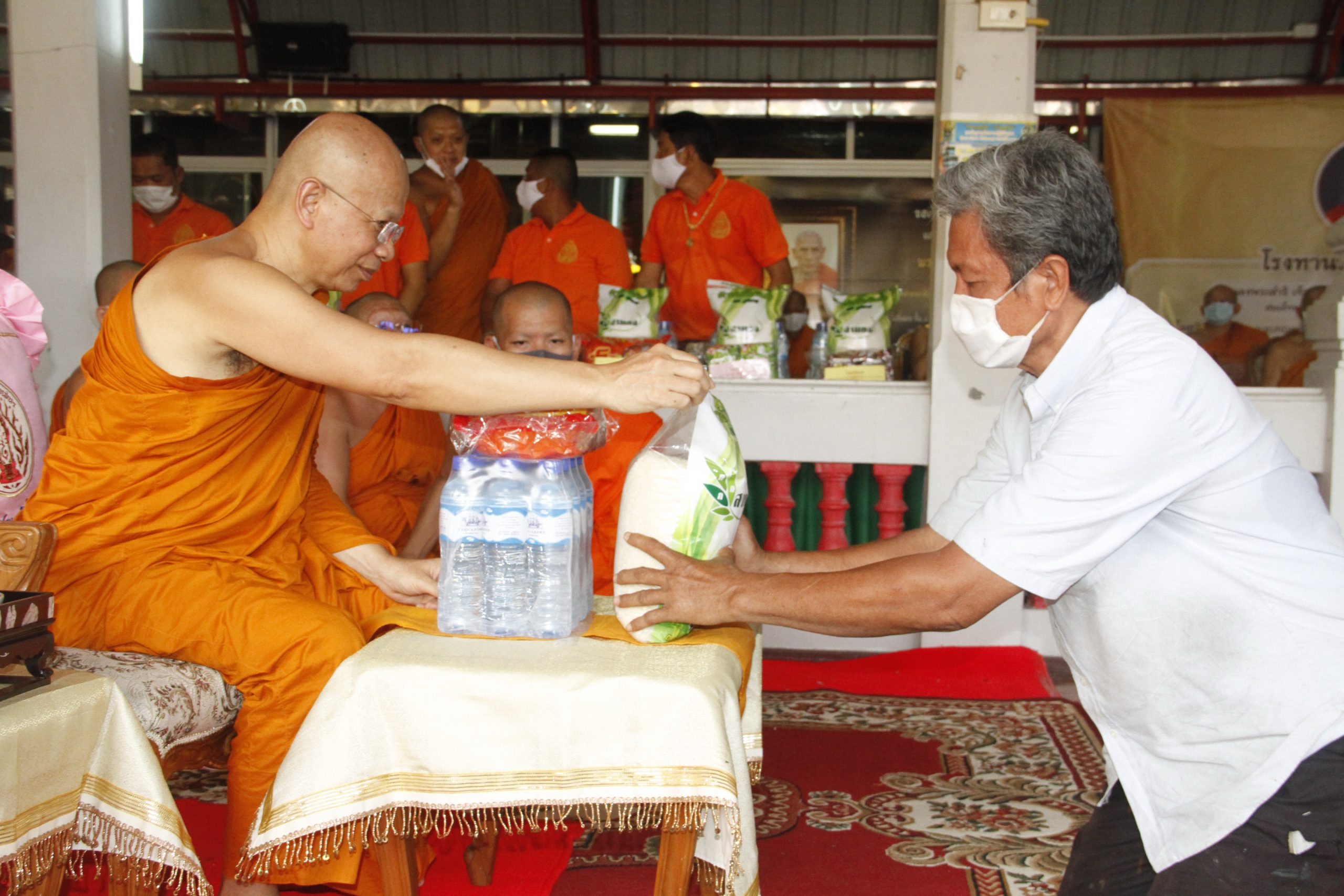 สมเด็จพระมหาวีรวงศ์  คณะศิษย์ หลวงพ่อพูน วัดบ้านแพนมอบข้าวสารอาหารแห้ง ช่วยเหลือประชาชน