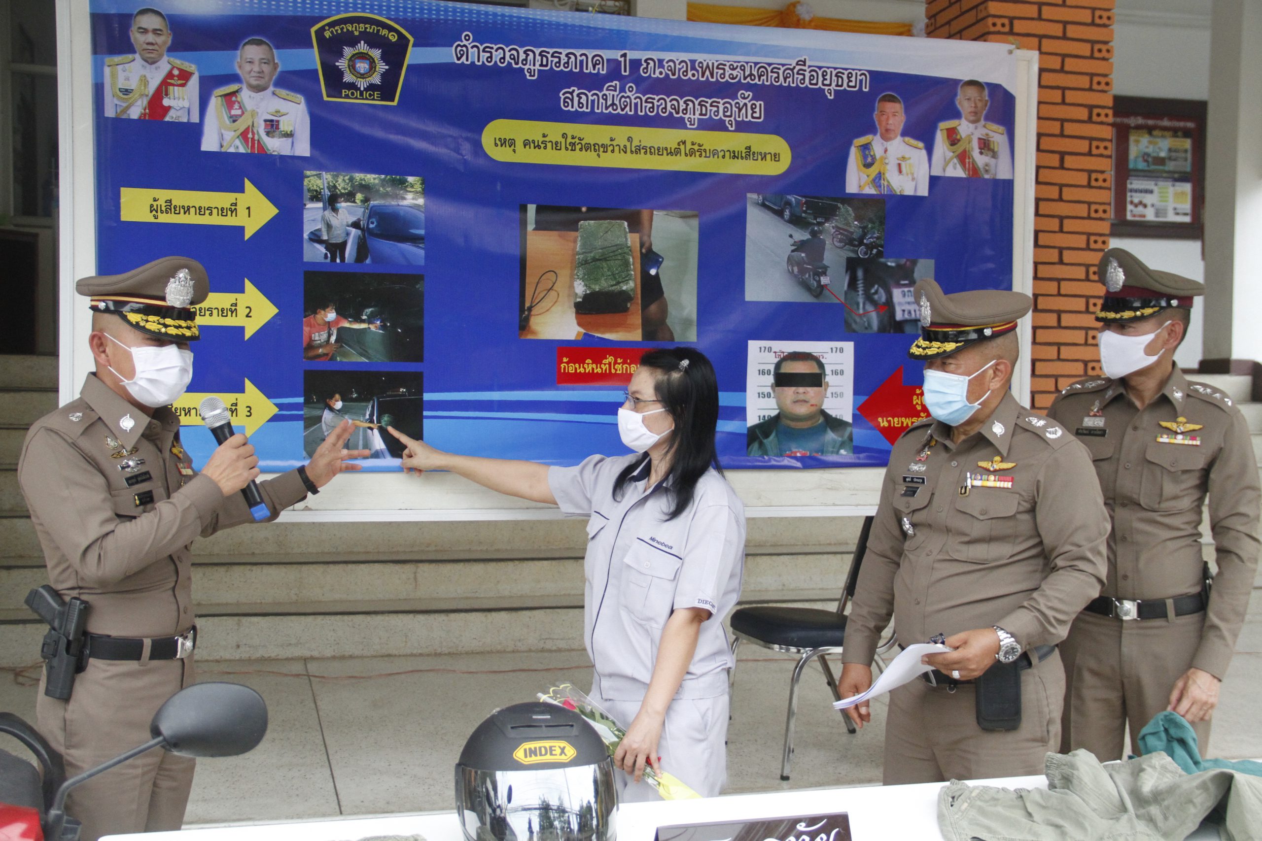 ตำรวจคุมตัวหนุ่มปาก้อนหินใส่รถยนต์คืนเดียว 4 คันรวด ทำแผนสารภาพอ้างเมาแล้วโกรธแค้นถูกรถยนต์ขับปาดหน้า