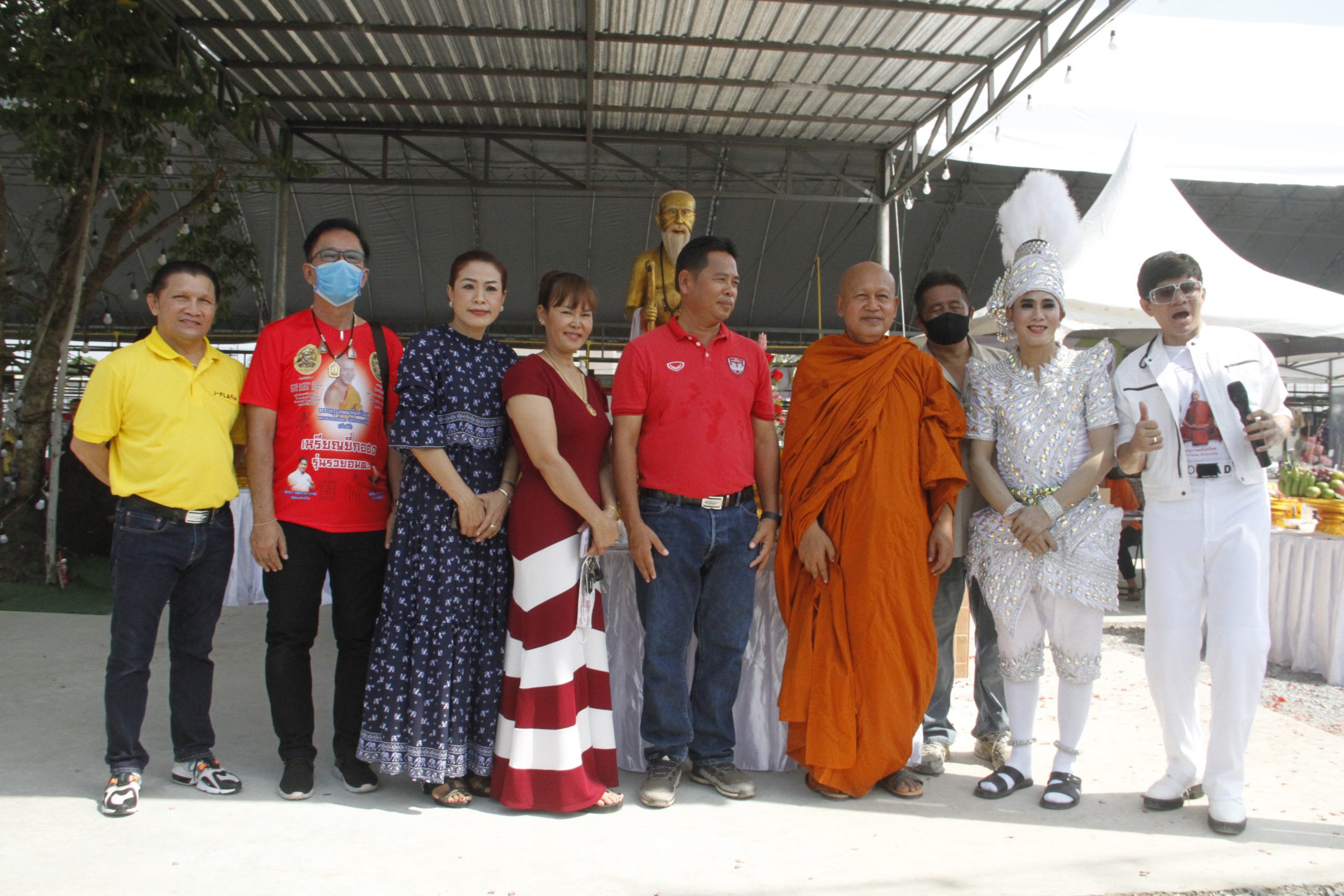 พระอาจารย์แดงเกจิดังอยุธยาทำพิธีเปิดตลาดนัดรวยให้เพลินบนเนื้อที่กว่า 20 ไร่ เปิดให้เช้าจองพื้นที่