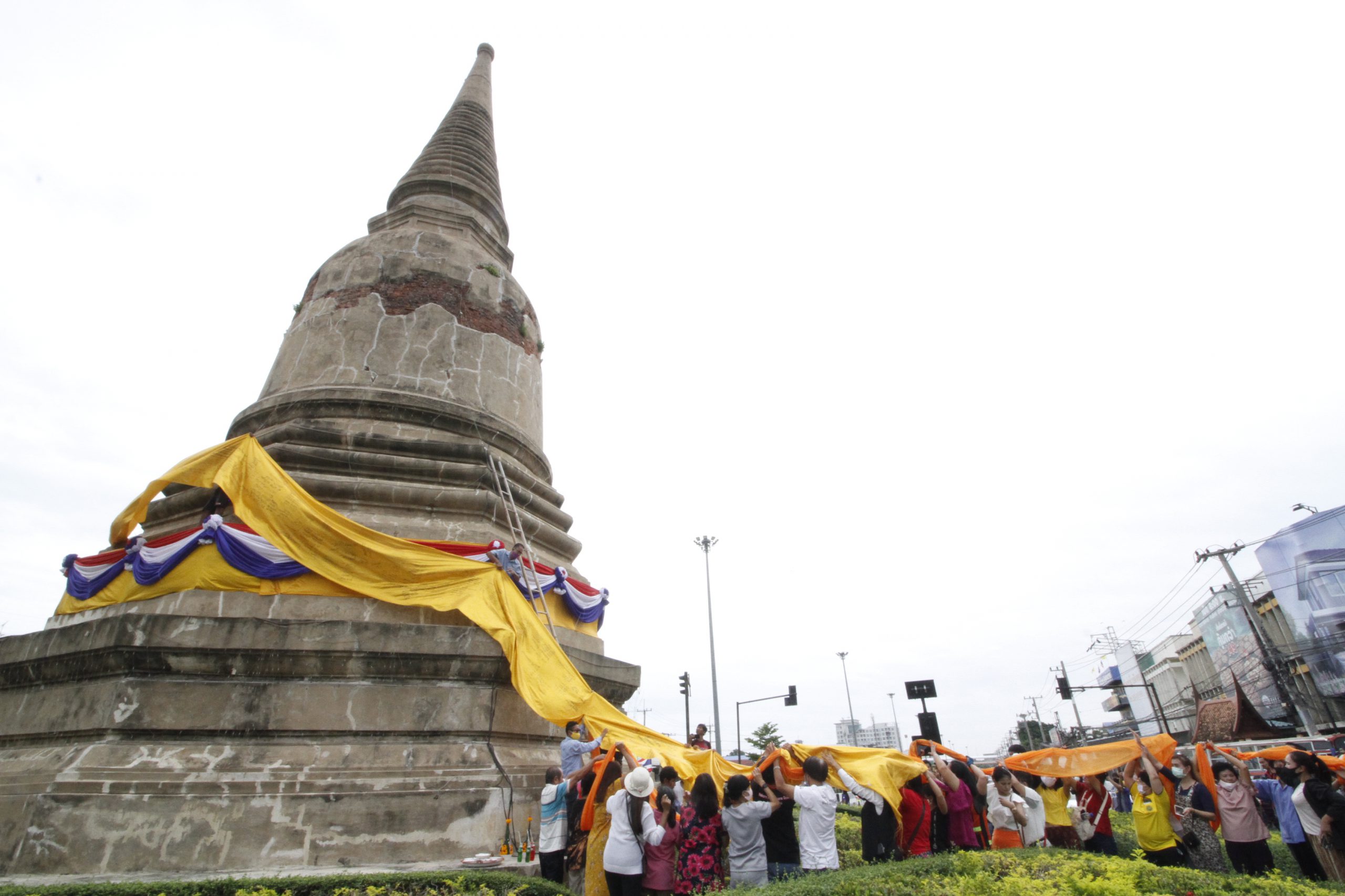 ชาวอยุธยาร่วมห่มผ้าเจดีย์วัดสามปลื้มวงเวียนกลางถนนโรจนะหลังปลดล็อคโควิด19