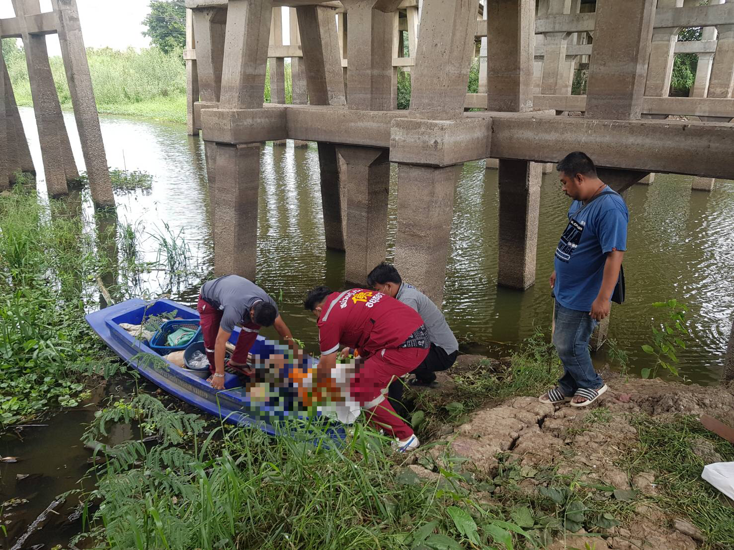 หนุ่มพายเรือ ออกเก็บผักบุ้งเลี้ยงชีพเป็นลมหน้ามืดเสียชีวิตคาเรือ