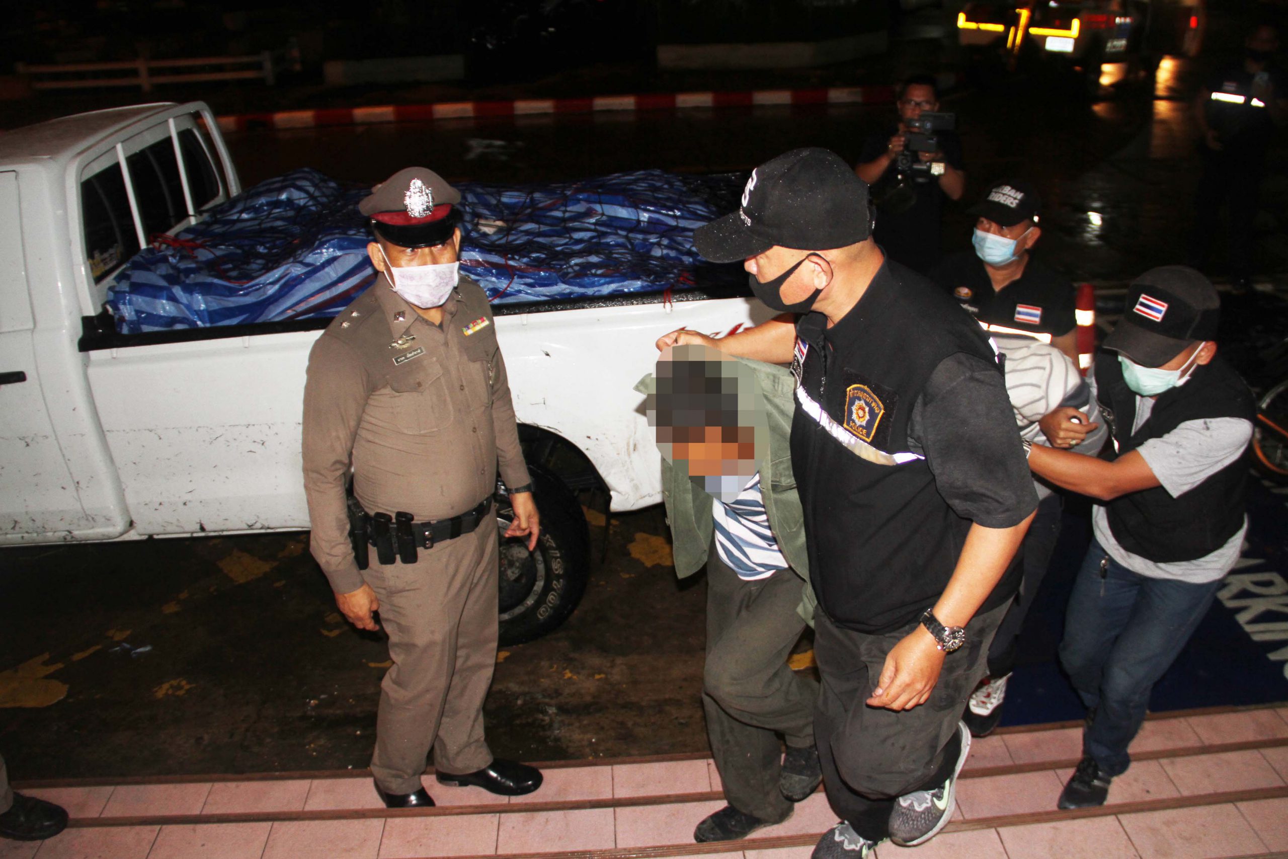 สายตรวจ เห็นรถกระบะจอดหน้าศาลากลาง ขอตรวจค้น ขับหลบหนีตามไล่จับพบยาบ้า 6 ล้านเม็ด