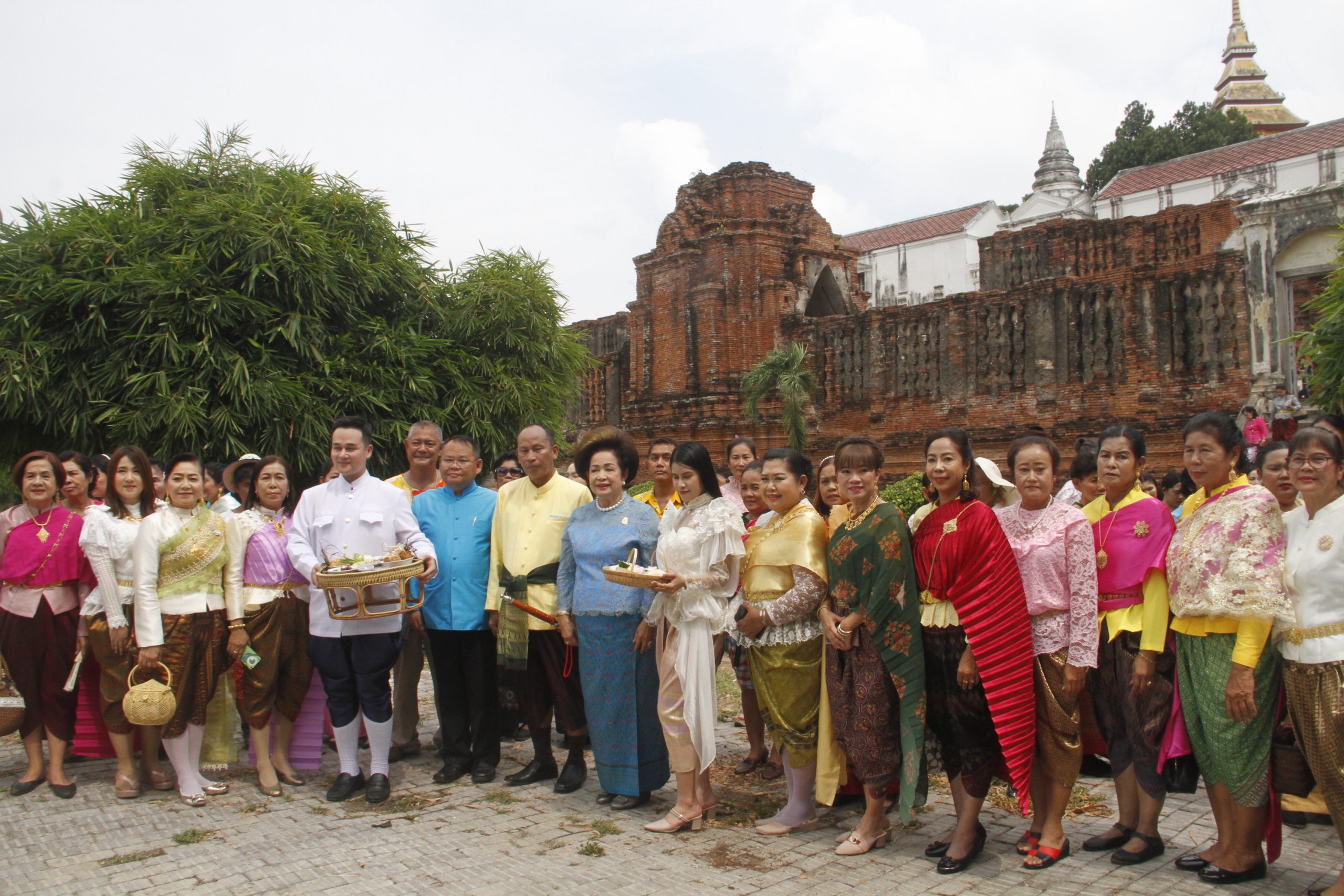 ชาวอำเภอนครหลวงเชิญ ชมปราสาทนครหลวง ตักบาตรเทโว  วันออกพรรษา