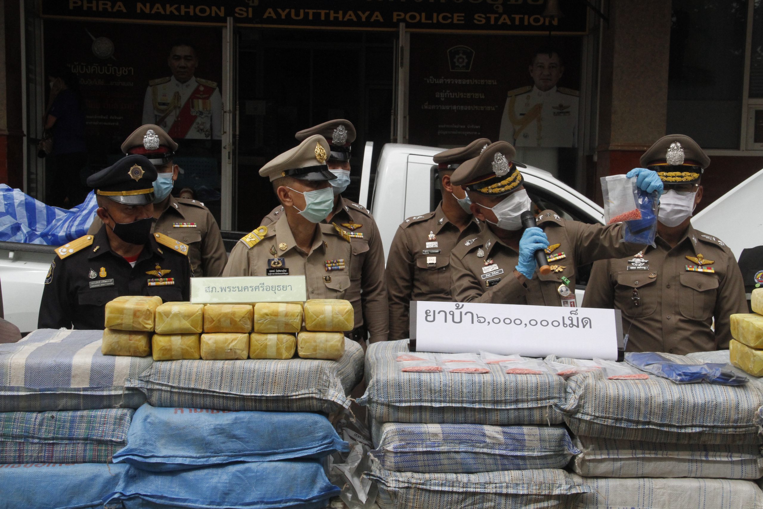 ผู้บัญชาการตำรวจภูธรภาค 1 ชื่นชมสายตรวจไหวพริบดี จับยาบ้าได้ 6 ล้านเม็ด