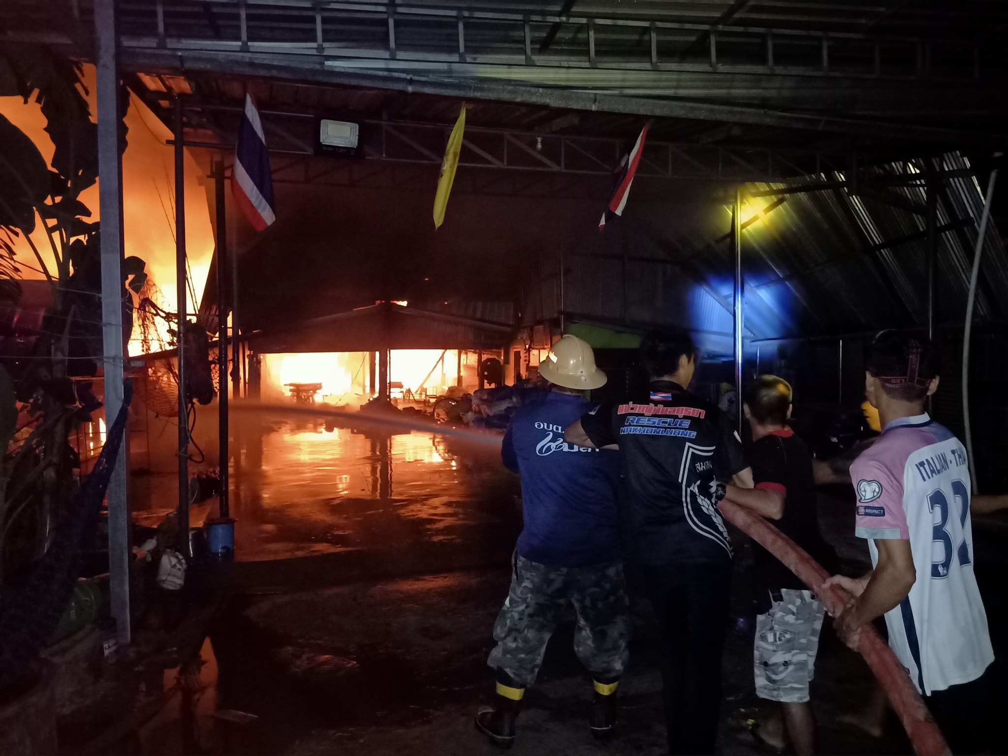 ไฟไหม้บ้านทรงไทยรับลมหนาวเสียหาย 8 หลังคาเรือน