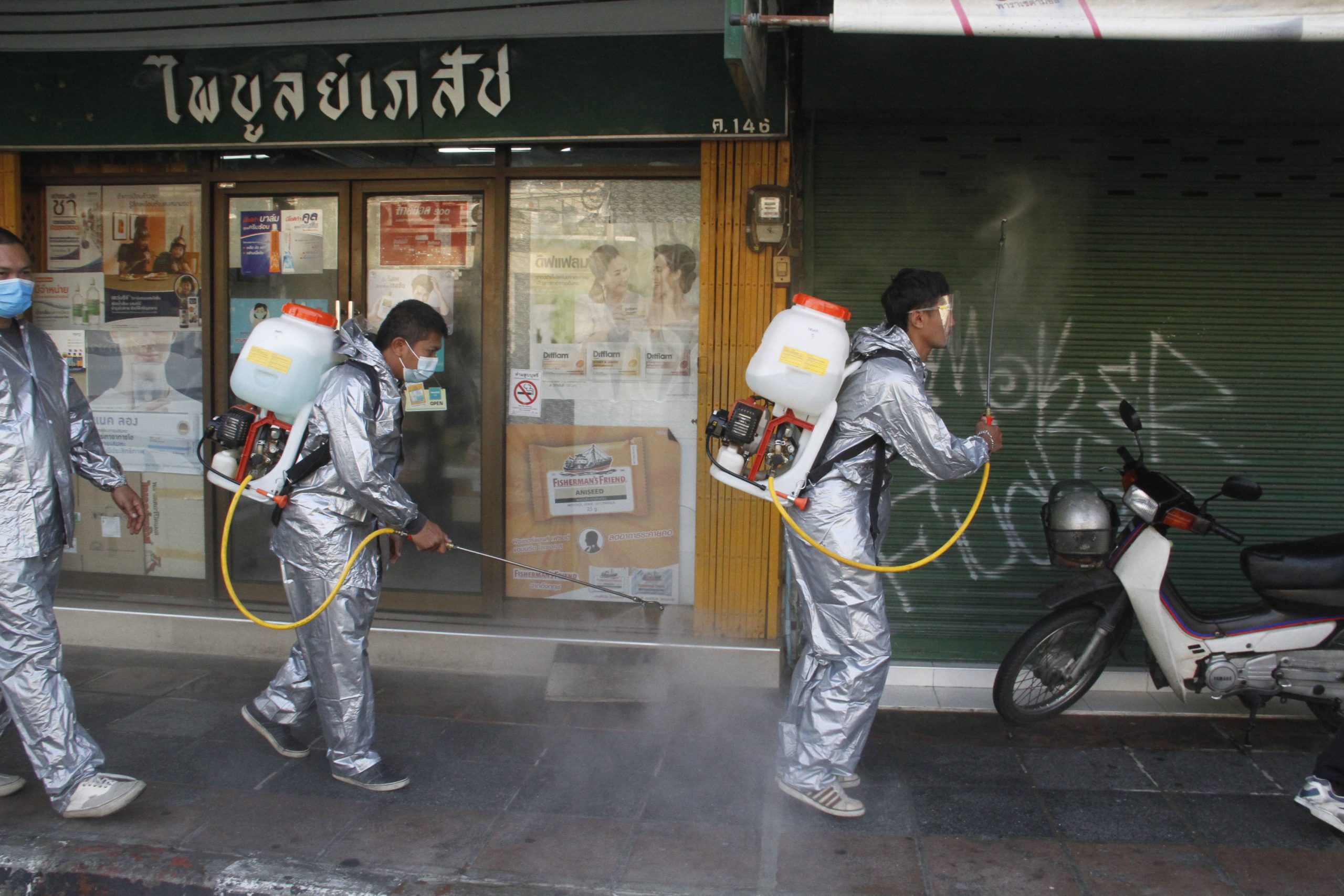 เทศบาลนครพระนครศรีอยุธยา ระดมฉีดพ่นน้ำยาฆ่าเชื้อไวรัสโควิด-19 ตลาดเจ้าพรหม