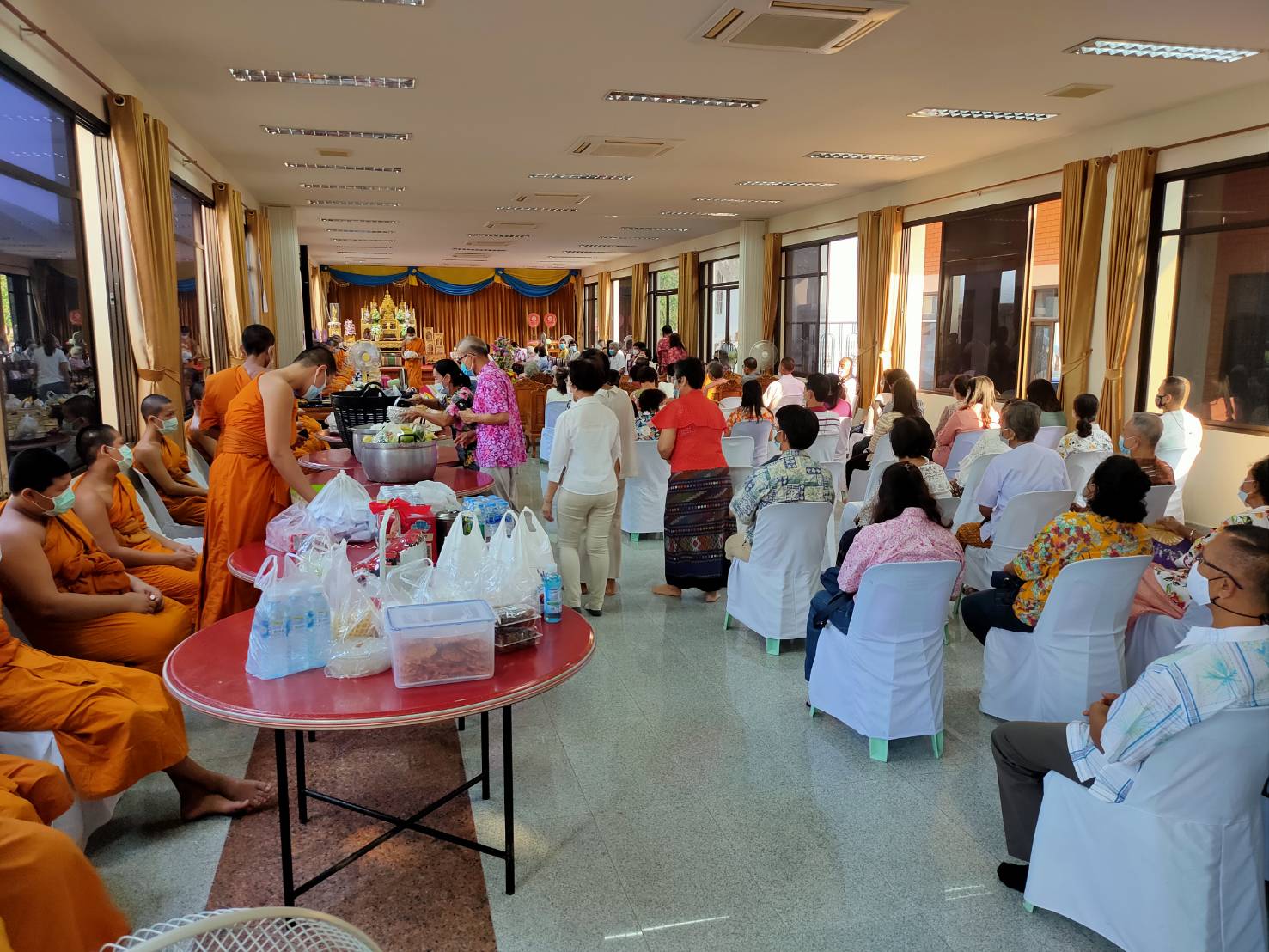 ชาวอยุธยาทำบุญวันสงกรานต์สืบสานประเพณี สวมแมสก์ เว้นระยะห่าง