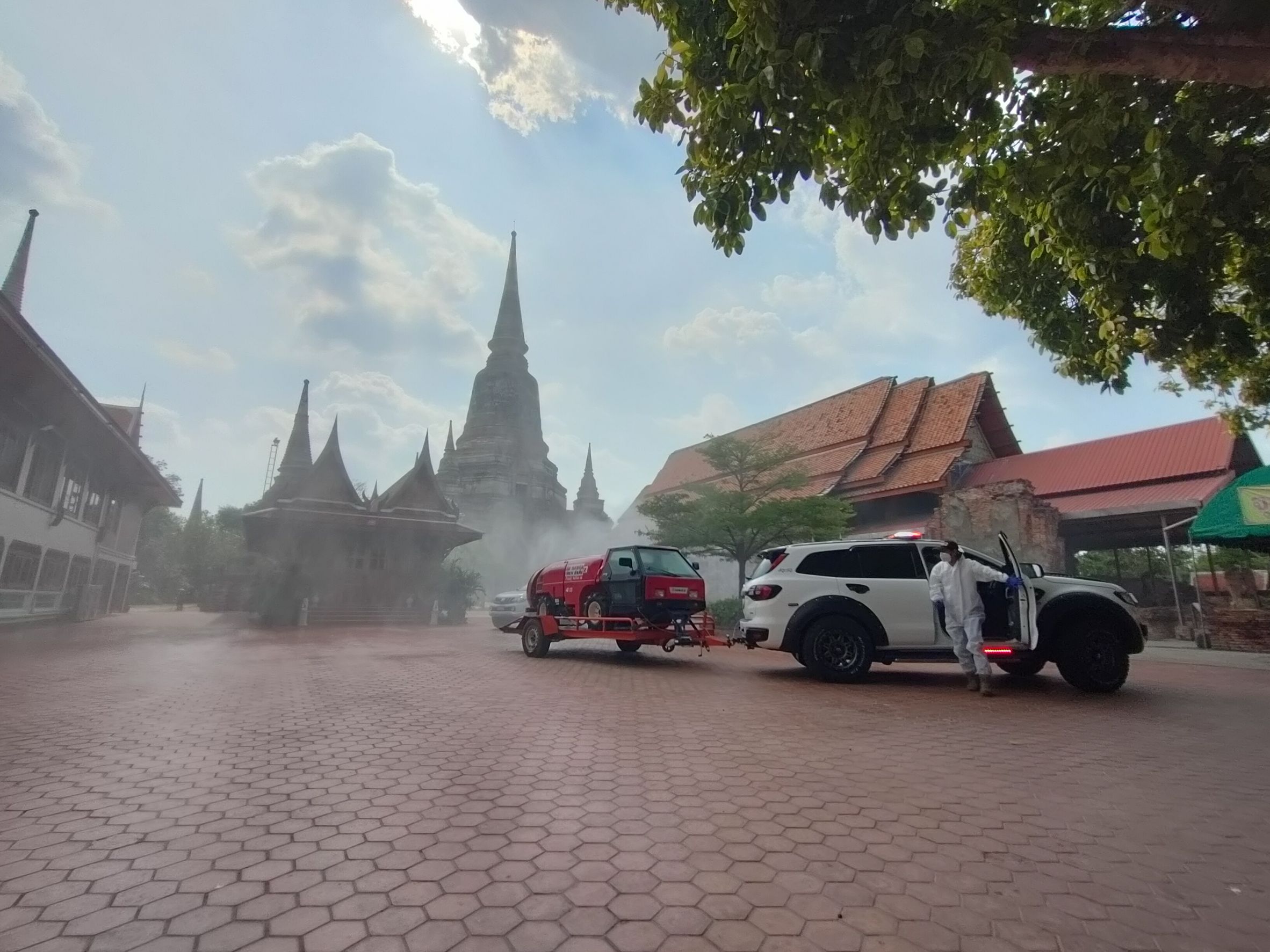 วัดใหญ่ชัยมงคล พ่นยาฆ่าเชื้อทำความสะอาดวัดเปิดให้ประชาชนทำบุญ  23 เมษายน
