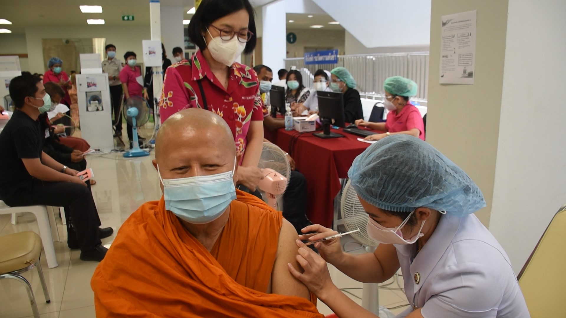 อยุธยาฉีดวัคซีนบุคลากรด่านหน้า  อสม. เจ้าหน้าที่ราชฑัณฑ์  พระสงฆ์ บุคลากรทางการศึกษา