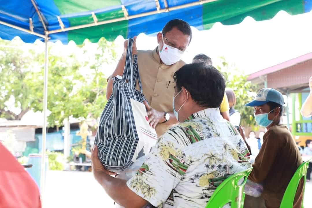 ผู้ว่าอยุธยา ให้กำลังใจพร้อมมอบเครื่องอุปโภคบริโภคช่วยเหลือผู้ประสบวาตภัย 95 หลังคาเรือน