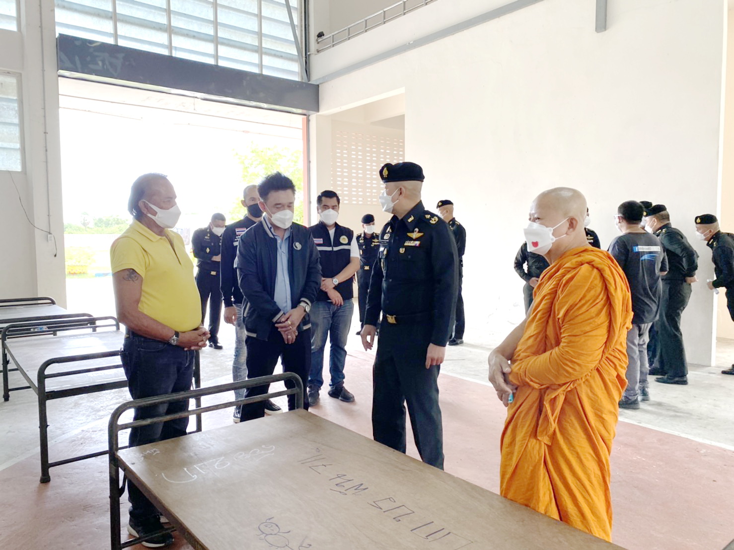 กองบัญชาการกองพลทหารปืนใหญ่สนับสนุนเตียงนอน ศูนย์พักคอยโรงยิมเทศบาลโรงเรียนวัดศาลาปูน
