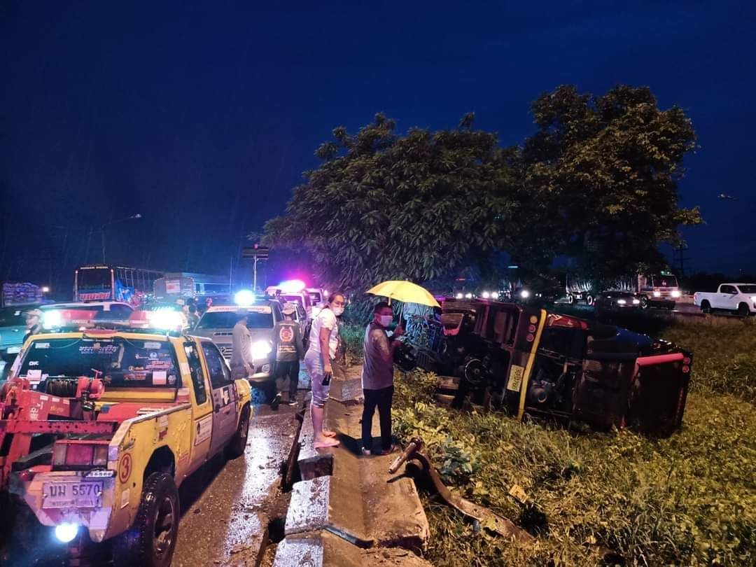 ฝนตกถนนลื่นรถยนต์บัสรับส่งพนักงานเสียหลักตกร่องกลางถนนสายเอเชีย