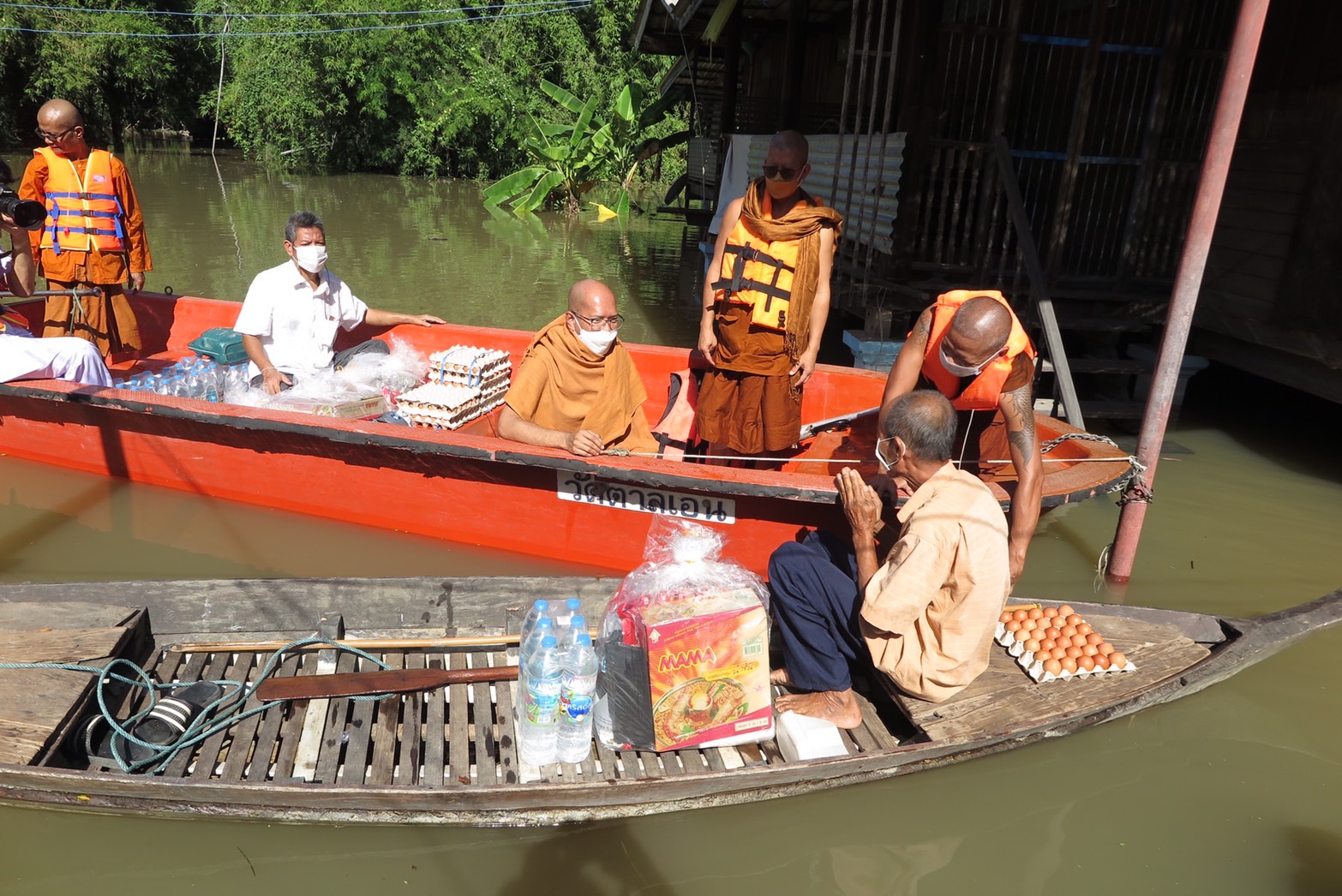 ห่วงญาติโยมเดือดร้อนน้ำท่วมบ้าน พระสงฆ์ขับเรือขนข้าวสารอาหารแห้งไปช่วยถึงบ้าน