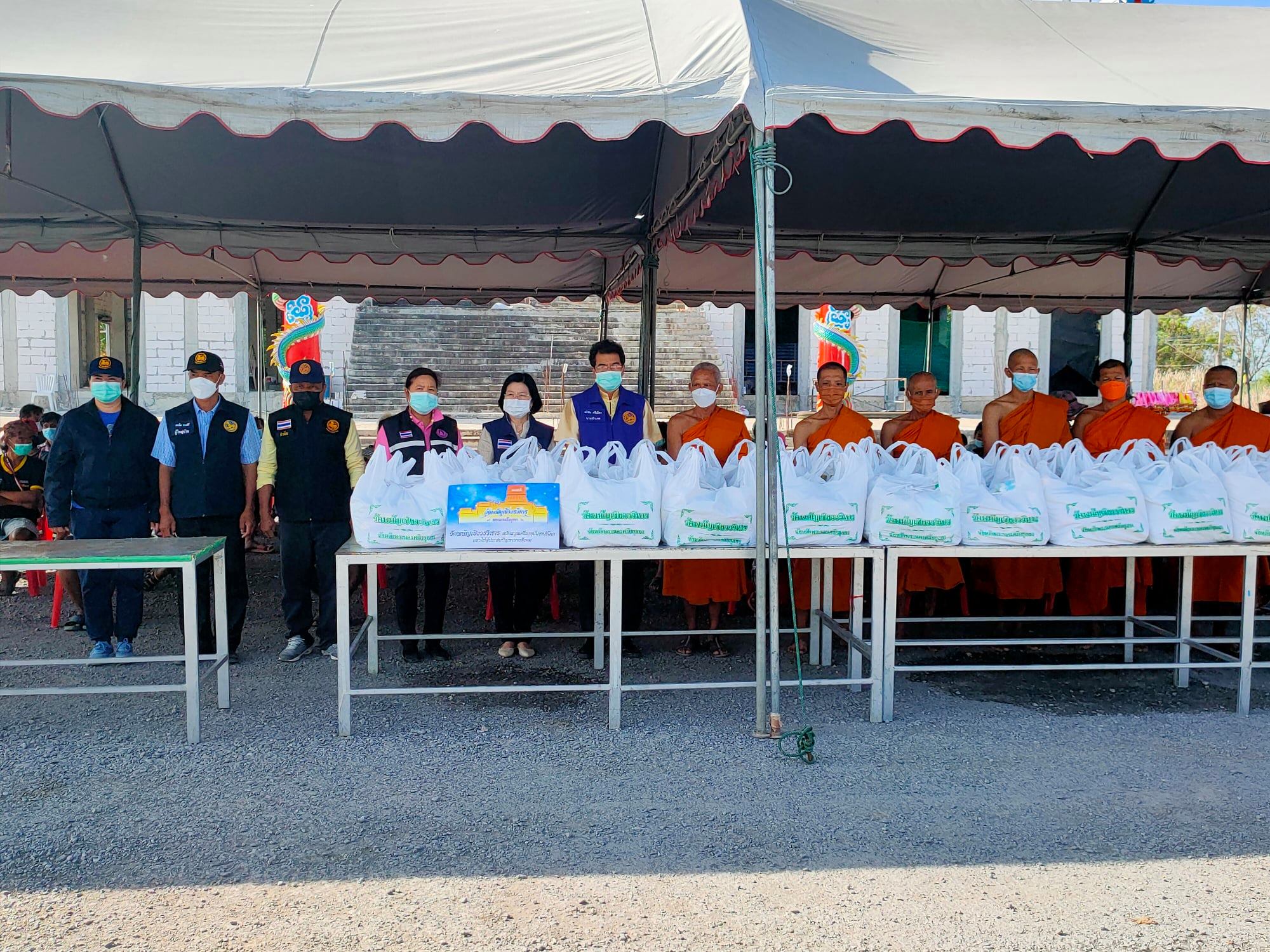 รองผู้ว่าอยุธยา เยี่ยมเยียนให้กำลังใจ พร้อมมอบเครื่องอุปโภคบริโภค ชาวบ้านอำเภอลาดบัวหลวง