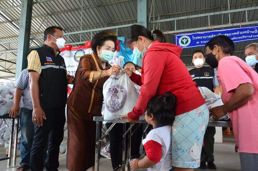 อบจ.พระนครศรีอยุธยา มอบถุงยังชีพให้กับชาวบ้านประสบภัยน้ำท่วม