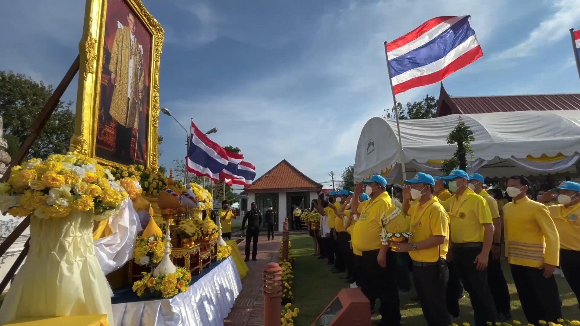 ชาวอยุธยาทำบุญตักบาตร พระสงฆ์ 89 รูป วันคล้ายวันพระบรมราชสมภพ ในหลวงรัชกาลที่ 9  สำนึกในพระมหากรุณาธิคุณ
