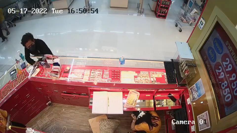 2 คนร้ายบุกชิงทอง ชักปืนขู่พนักงานร้านทองกลางห้าง กวาด 86 บาทหนี ลงมือหลังสายตรวจกลับ