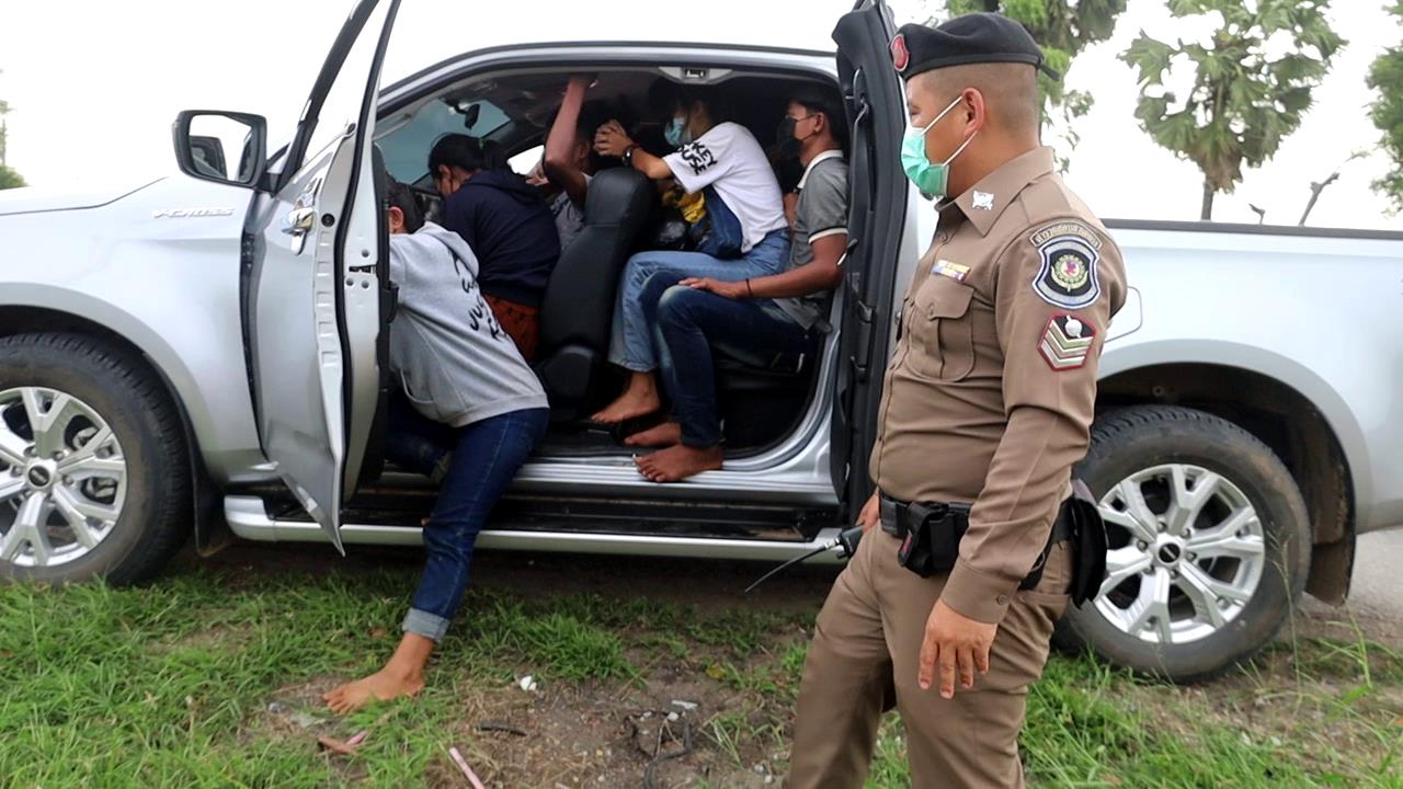 ตำรวจทางหลวง ไล่จับกระบะ 2 คันขนแรงงานต่างชาติหนีข้ามจังหวัด