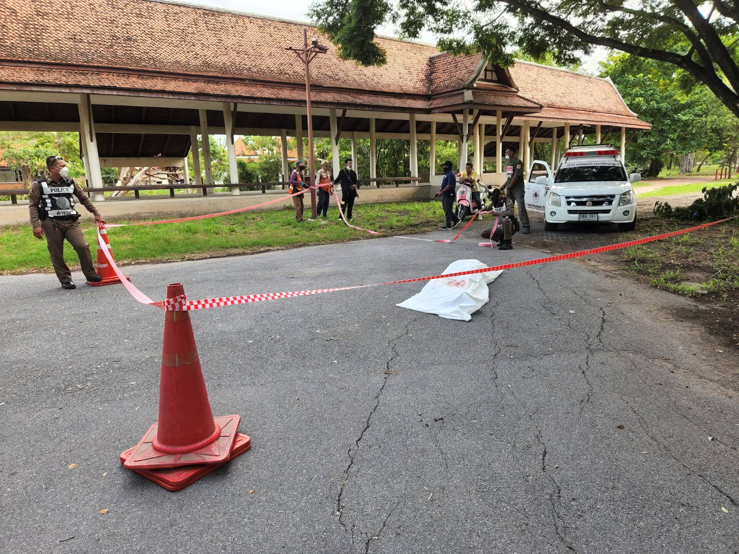 พบชายนอนเสียชีวิตลานจอดรถข้างมูลนิธิพระมงคลบพิตร