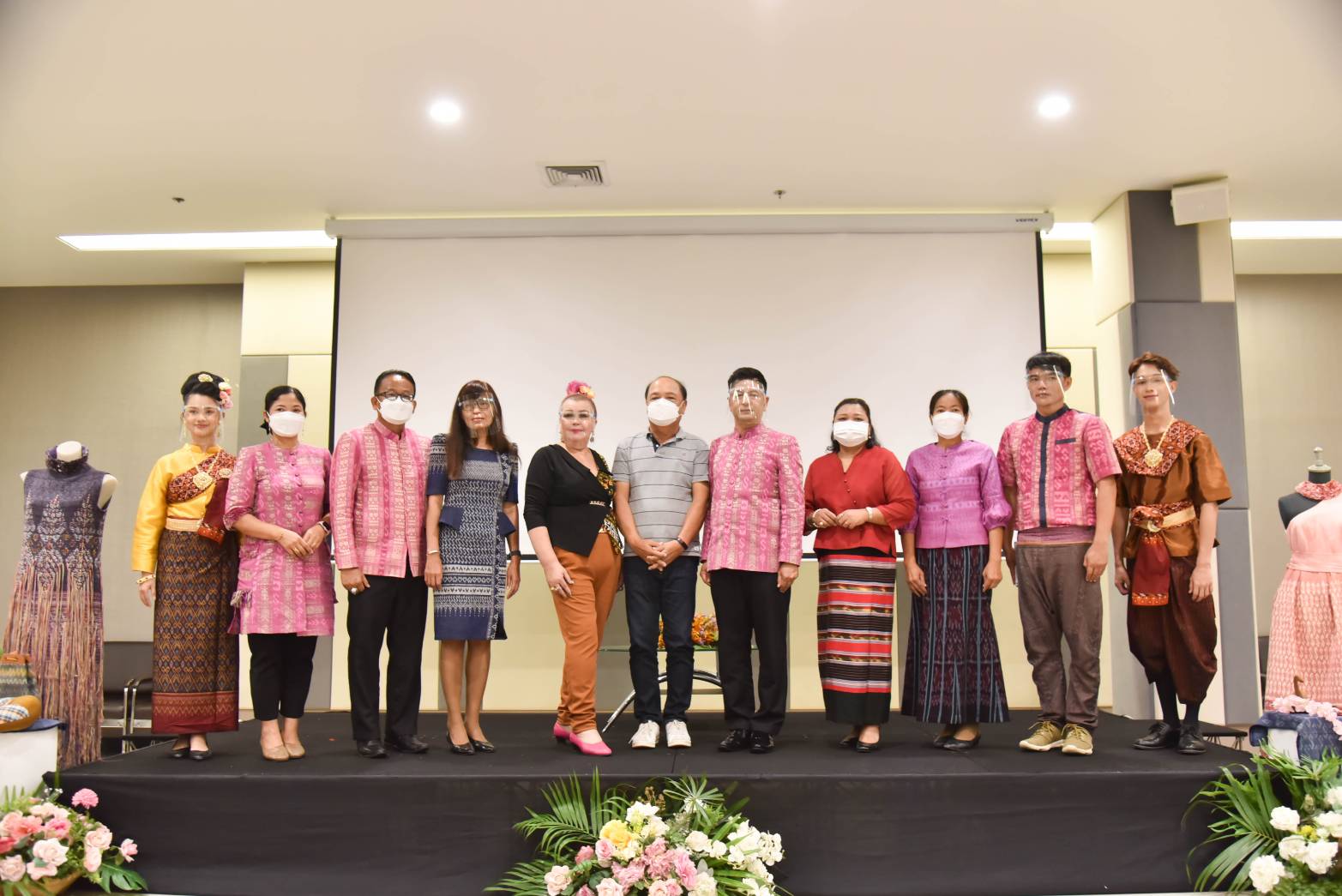 ชมชิมช้อปสินค้า “แพรพรรณลุ่มภูสู่สากล 2022” ผลิตภัณฑ์ ผ้าพื้นเมือง อาหาร ของดีของเด่น หนองบัวลำภู