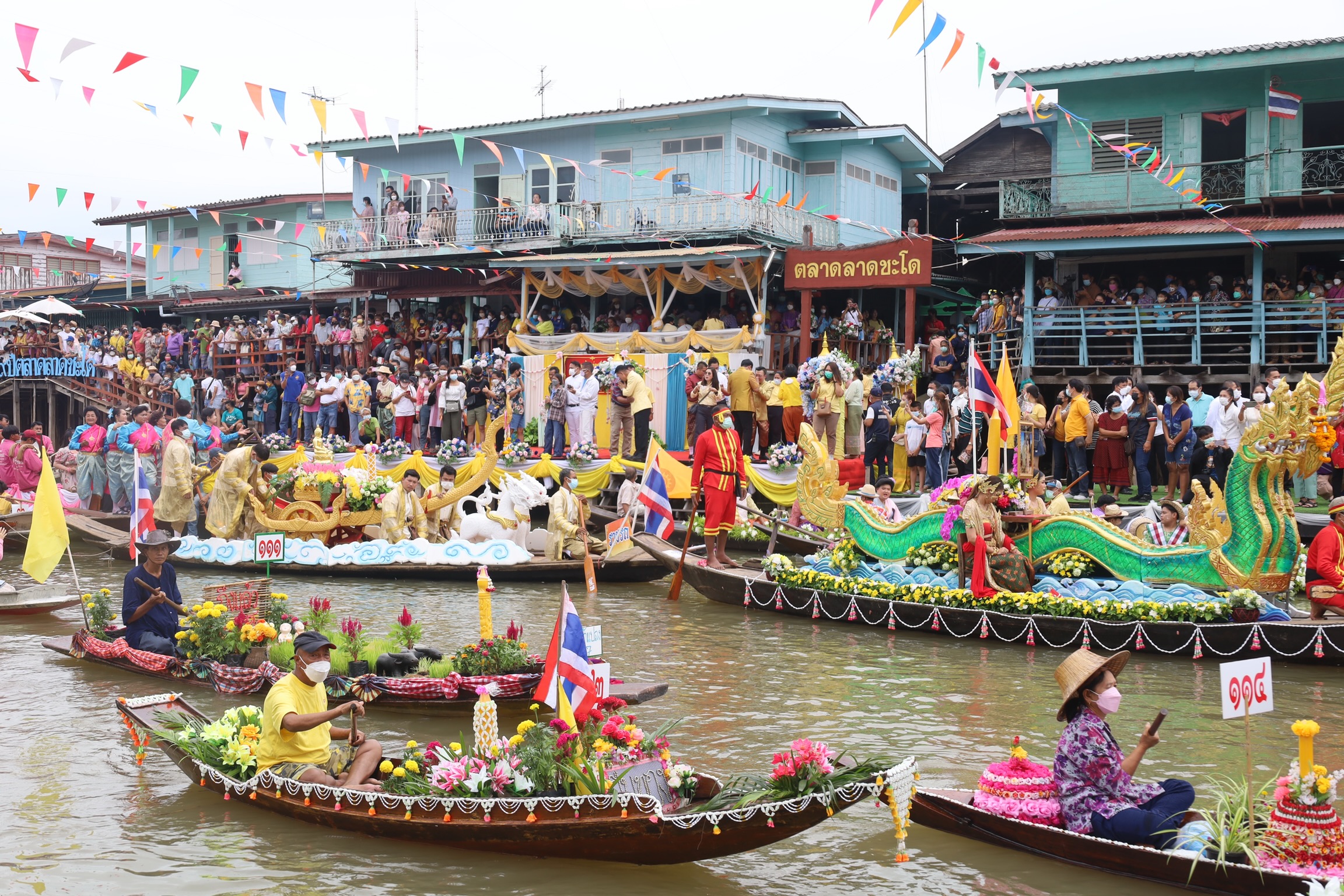 สุดอลังการ เรือกว่า 140 ลำ แห่เทียนพรรษาทางน้ำคลองลาดชะโด