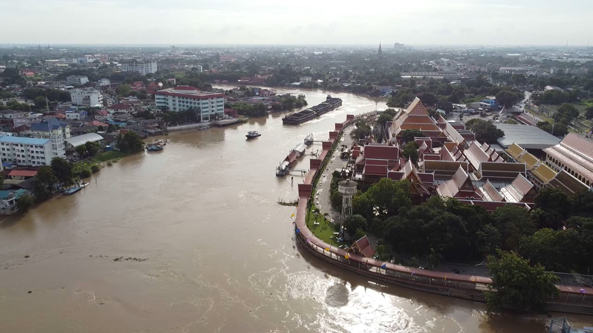 เรือบรรทุกสินค้างดเดินเรือช่วงกลางคืนผ่านสามแยกแม่น้ำหน้าวัดพนัญเชิง