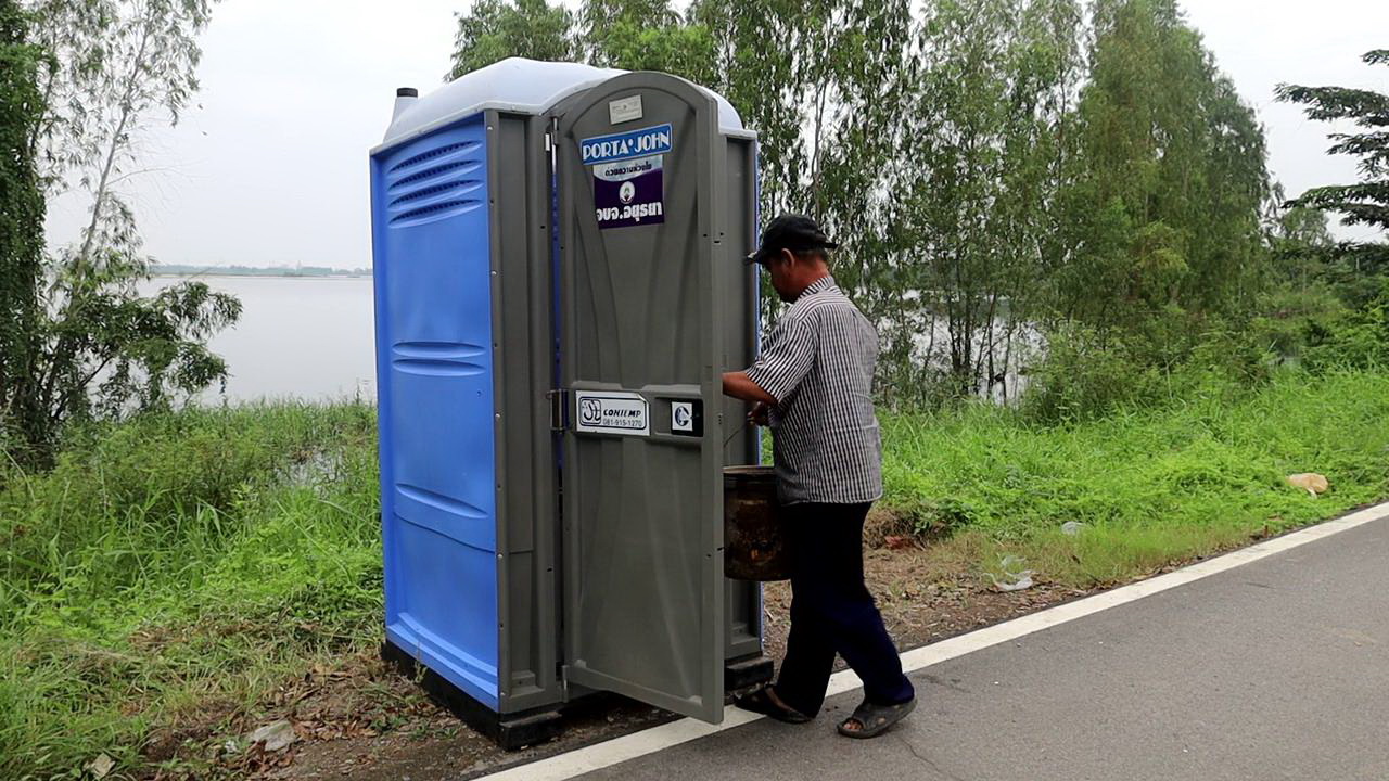 ชาวบางไทร น้ำยังท่วมสูง  กางเต็นท์นอนริมถนน  ปลดทุกข์หนักเบา ในป่า- ส้วมชั่วคราว