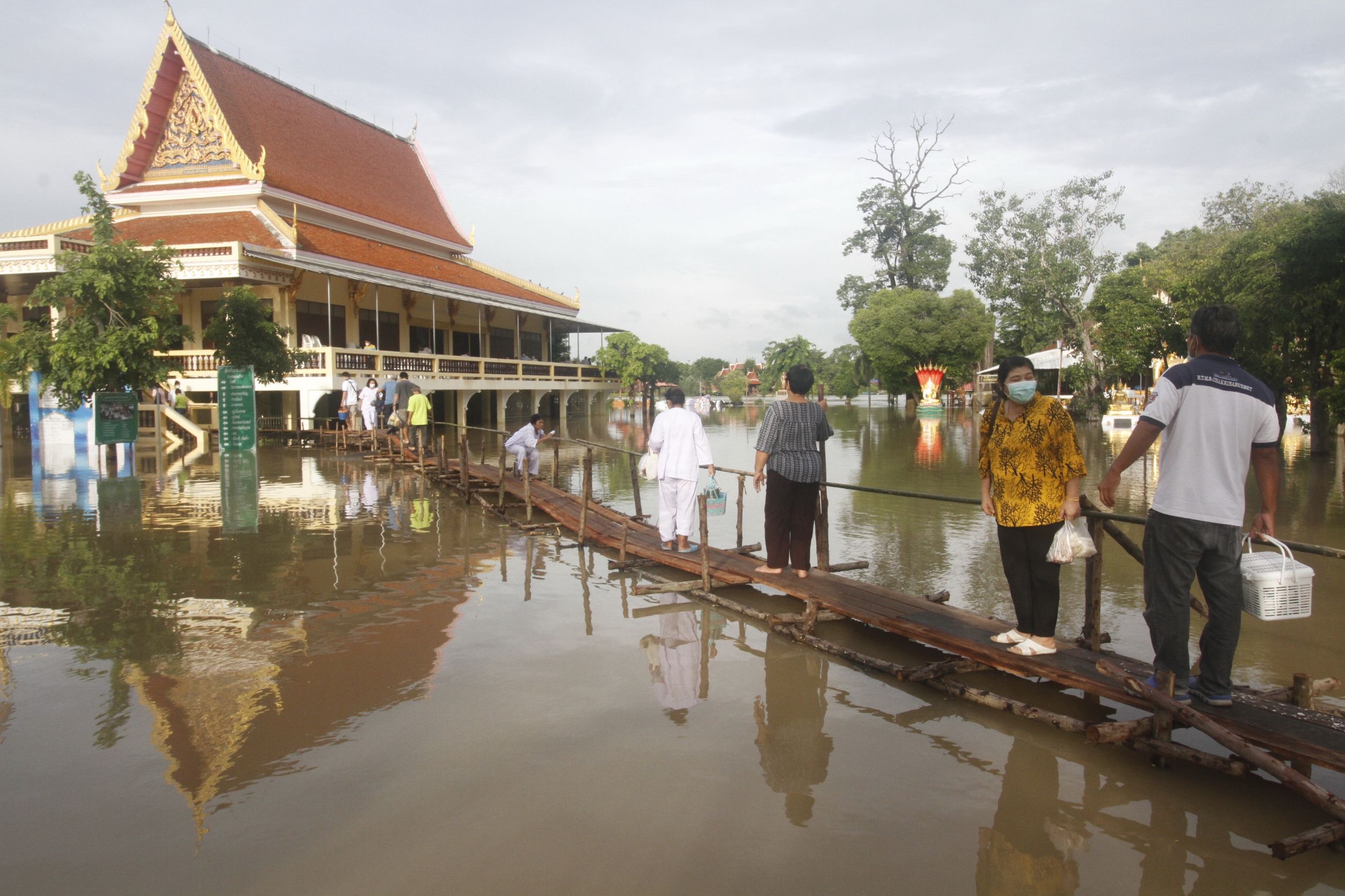 อยุธยา ท่วม 2 เมตร วัดจมบาดาล ชาวบ้านพายเรือฝ่าน้ำเชี่ยว ทำบุญออกพรรษา