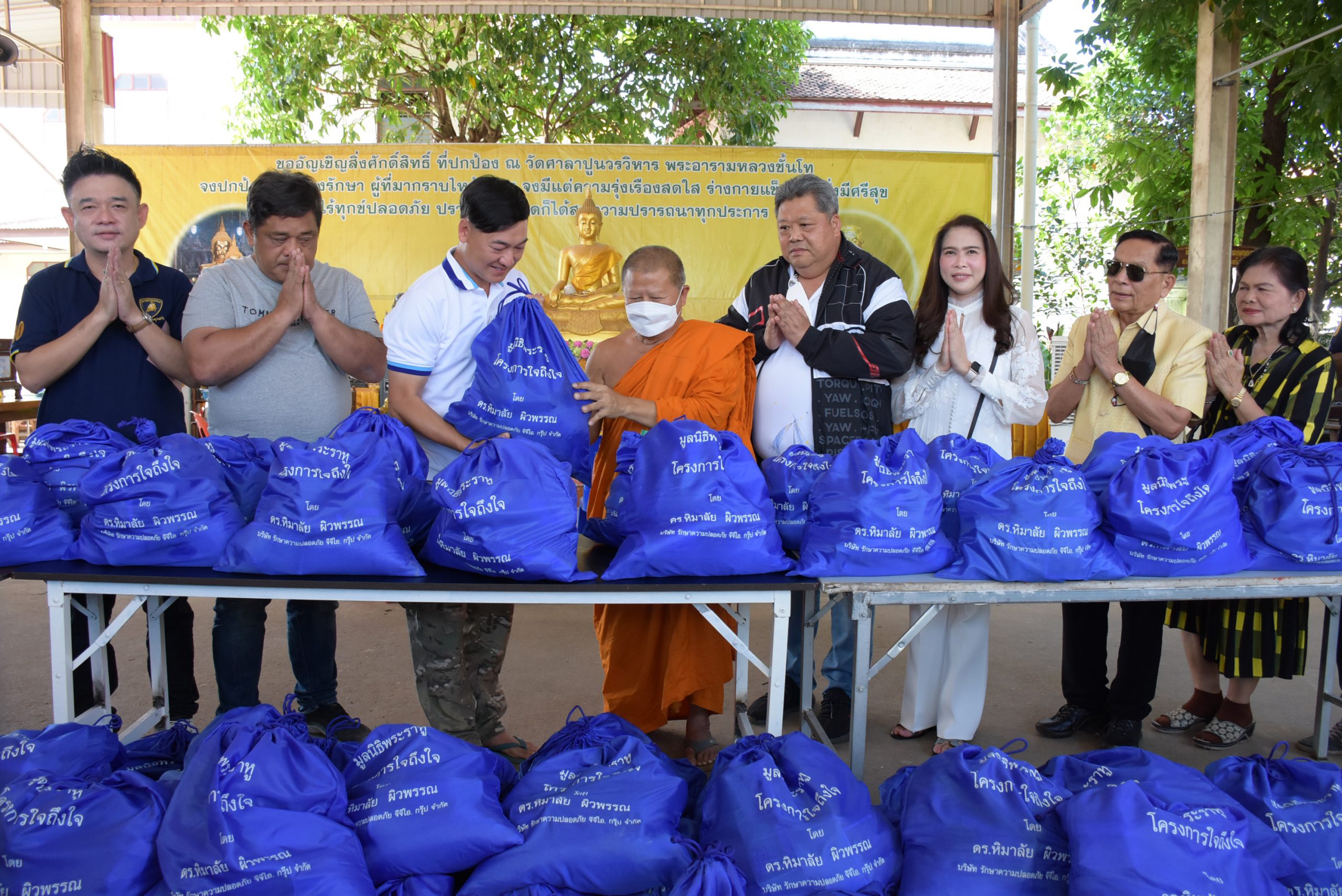 เล็ก ฝันเด่น  มอบถุงยังชีพ ช่วยเหลือชาวบ้านเขตเทศบาลนครพระนครศรีอยุธยา ถูกน้ำท่วม