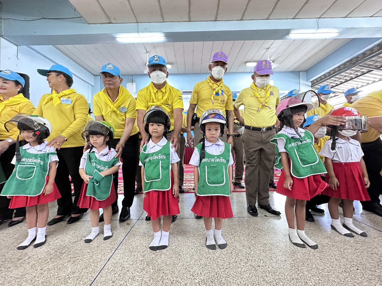 ผบช.ภาค 1 นำข้าราชการตำรวจอยุธยา จัดกิจกรรมจิตอาสา “สวมหมวกนิรภัย ให้น้อง”