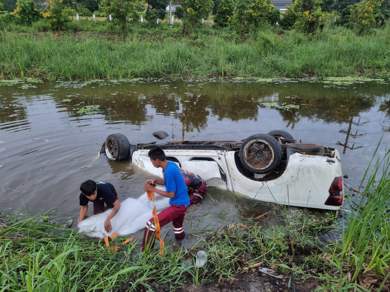 หนุ่ม 18 ปี ขับกระบะฝ่าสายฝนเสียหลักตกคูน้ำริมถนนสายเอเชียจมน้ำเสียชีวิต