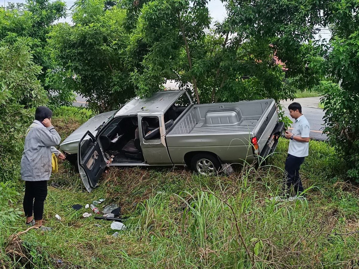 สลด ชายวัย 76 ปี ขับกระบะพาภรรยาไปหาหมอ รถเสียหลักพุ่งชนต้นไม้พลิกคว่ำเสียชีวิต