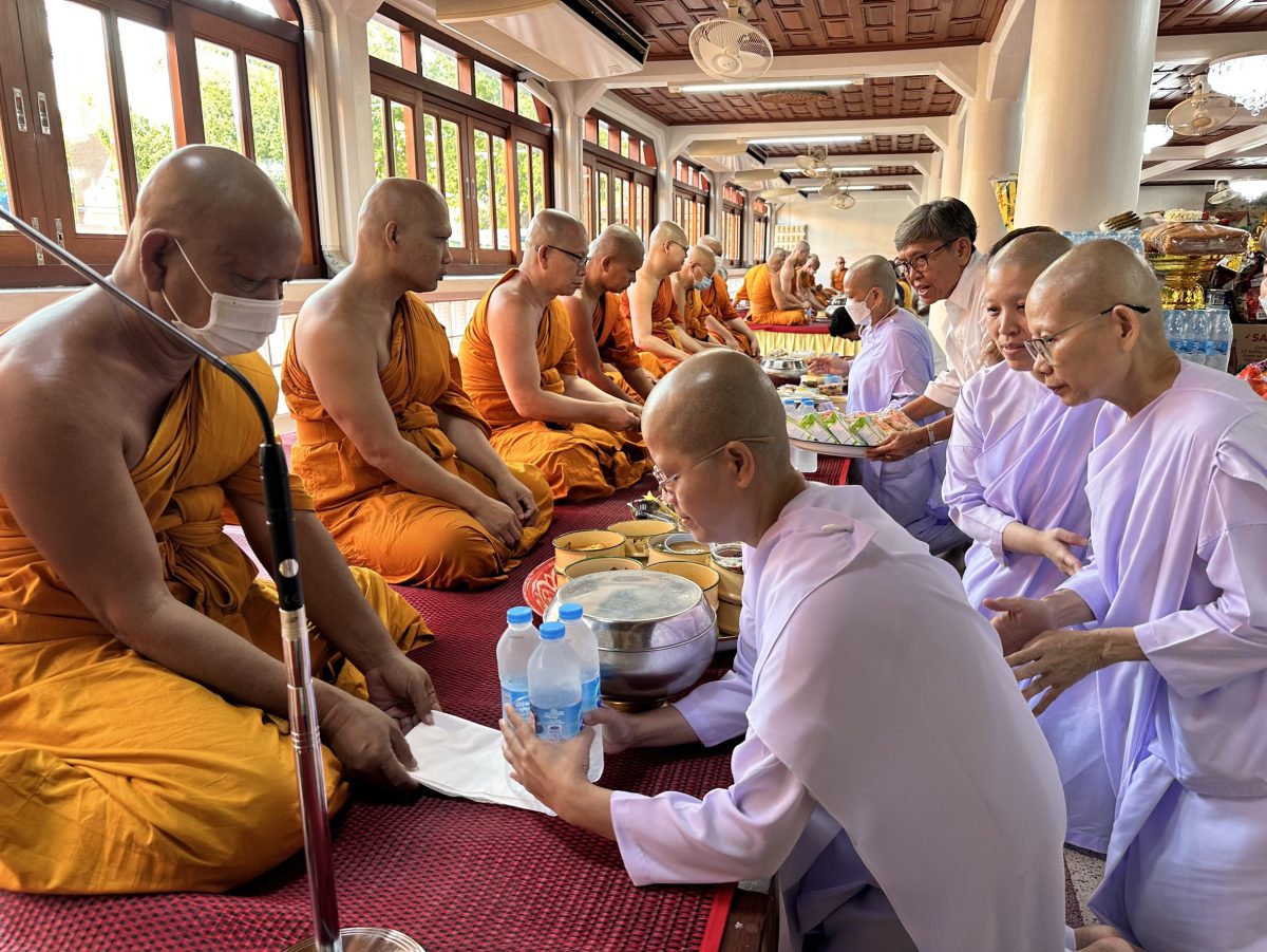 พุทธศาสนิกชนร่วมทำบุญ วัดใหญ่ชัยมงคล เนื่องใน วันออกพรรษา