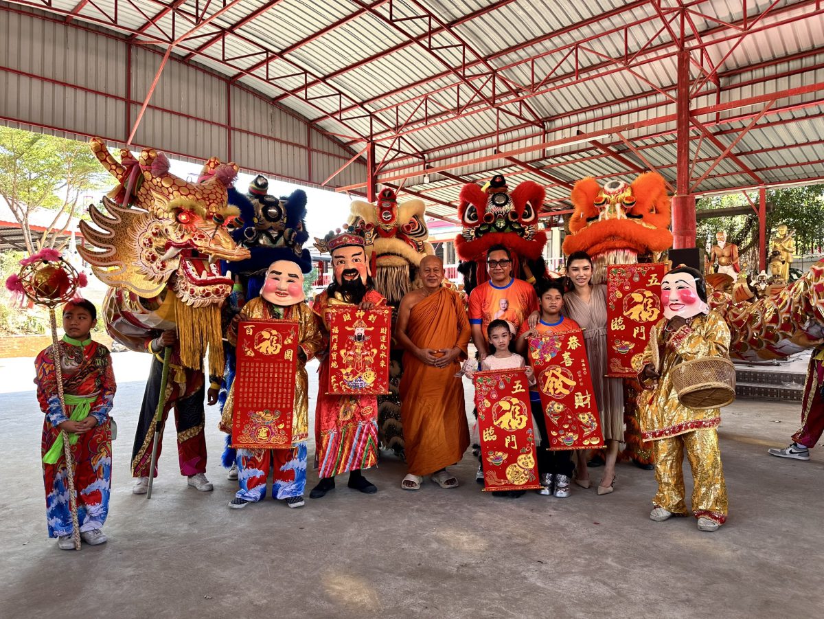 ส่องเลขยอดผ้าป่า-หางประทัด เชิดมังกร วัดป้อมรามัญ เพื่อร่วมทำบุญบูรณะพระอุโบสถ์ของวัด ชาวบ้านร่วมพิธีพากันไปเสี่ยงโชค