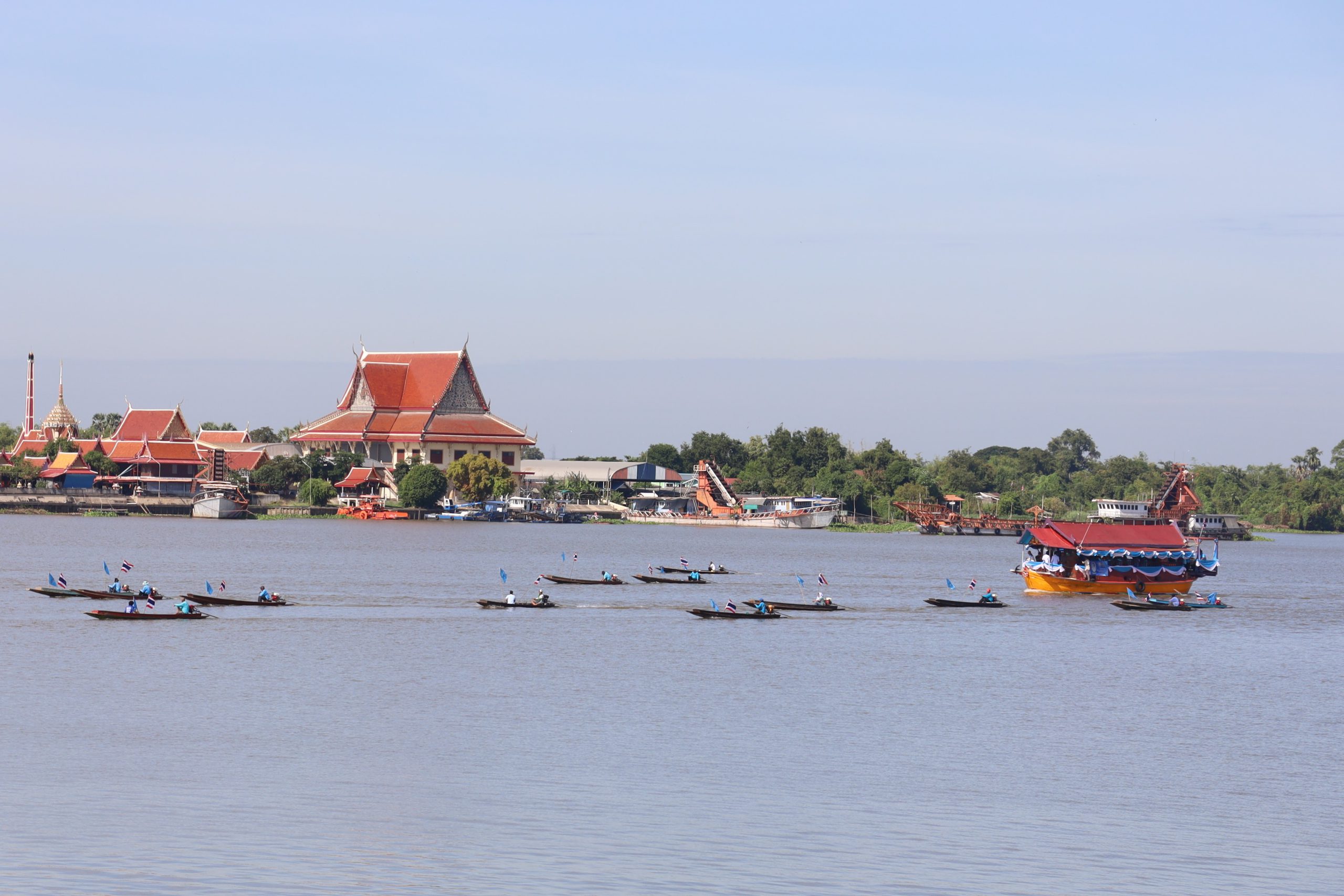 ชาวบ้านโพแตงจัดขบวนเรืออย่างยิ่งใหญ่เฉลิมฉลอง เงินขวัญถุงพระราชทานกองทุนแม่ของแผ่นดิน
