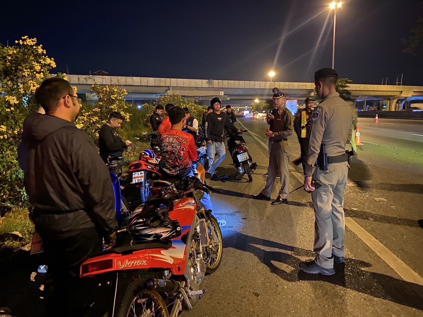 ตำรวจอยุธยา สนธิกำลังสกัดตรวจค้น กลุ่มขับขี่รถจยย.พบกระทำผิดพรบ.จราจร หลายราย ตรวจยึดรถตรวจสอบ 5คัน