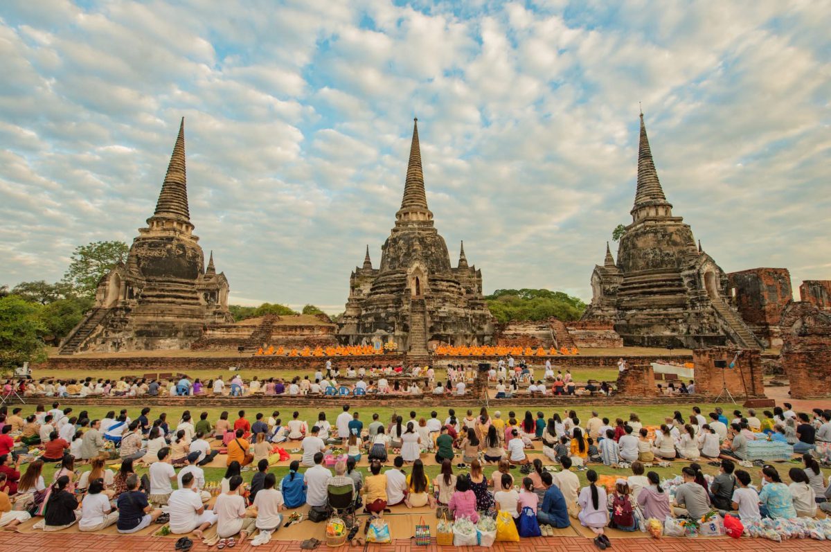 สวมใส่ชุดไทย-ผ้าไทยทำบุญเมือง 674 ปี ใส่บาตรพระสงฆ์ 99 รูป