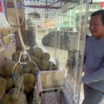 ฮือฮา! ตู้คีบทุเรียน 10 บาทก็ลุ้นได้ – คีบได้กี่ลูกเอาไปเลย!