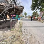 ชาวบ้านร้อง การไฟฟ้าภูมิภาค มาติดตั้งเสาไฟฟ้า ทิ้งสายสื่อสารห้อยระโยง เสี่ยงอันตราย