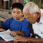 ตาทวดวัย 95 ปี อดีตครูสอนวิชาภาษาไทยให้เหลนวัย 9 ขวบ เหลนสอนเล่นสมาทโฟนให้ตาทวดแลกเปลี่ยนความรู้ยุคโซเชียล