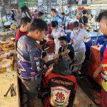 ลูกจ้างร้านไก่สดวัย 19 พลาดท่าถูกเครื่องบดไก่หนีบนิ้วแหลก