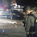 ยิงสนั่น! กลางหมู่บ้าน อดีตแฟนบุกเคลียร์ใจหนุ่มใหม่ ปมรักสามเส้า ดับ 1 เจ็บ 2